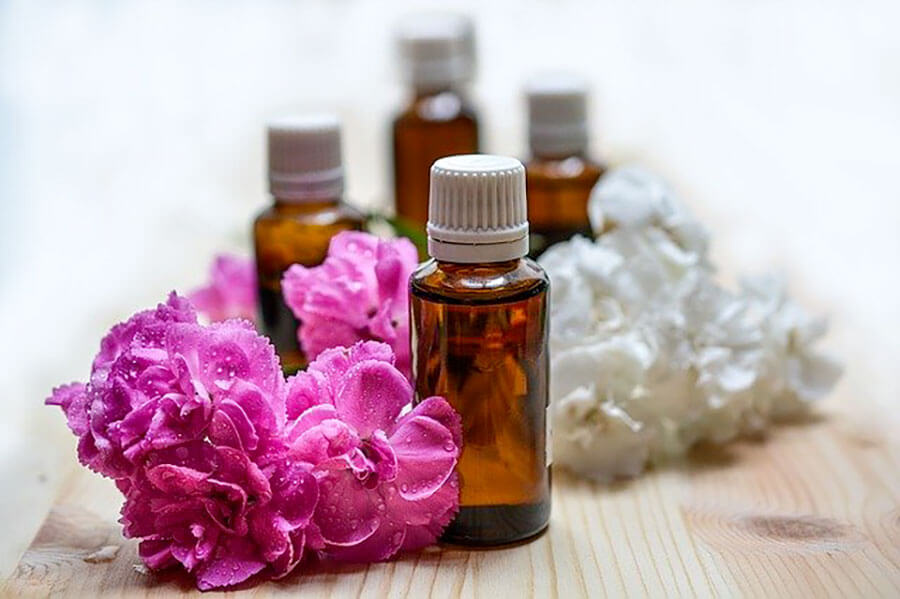 Aromaterapia: uso degli oli essenziali a scopo terapeutico - Il Bistrot del  Profumo
